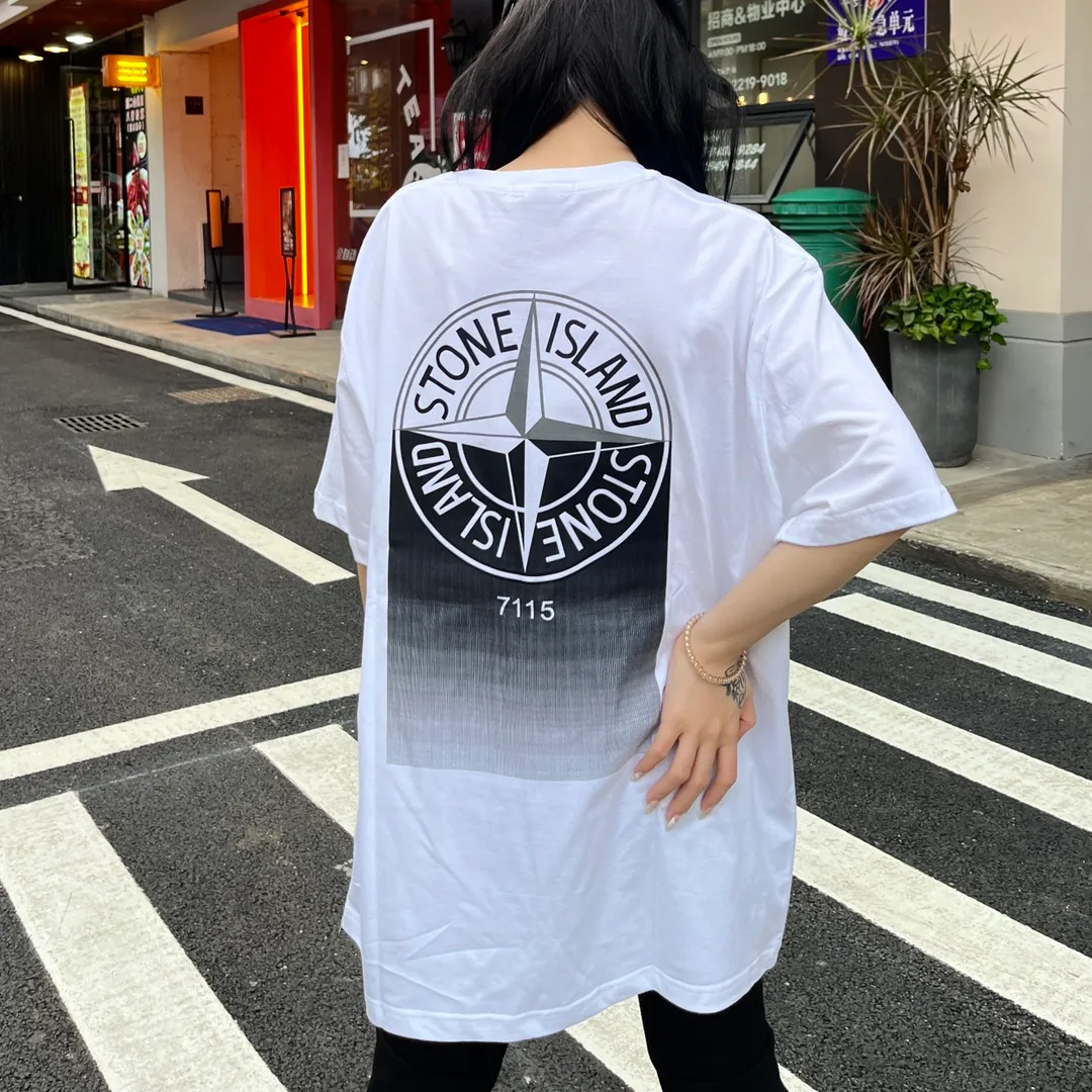 W630#P110💰 [Stone lsland/Stone Island summer new gradient compass print pattern short-sleeved T-shirt] ⚠️[Original creation with high control of details] - Made of 260 grams of combed cotton with 32-count double yarn, soft and comfortable to the touch, sweat-absorbent and breathable. - Simple, basic and versatile style, original single quality, the first choice for couples. - Made in a large factory, four needles and five threads on the shoulder, neat alignment, high quality workmanship. - Same style for men and women. Very versatile, one piece for everyone, details are clearly visible. Color: Black White Size: M L